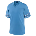 Lichtblauw V-hals sportshirt met korte mouwen en gestreepte biezen op de mouwboorden.