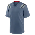 Donkerblauw sportshirt met V‑hals en korte mouwen, lichtgrijze schouderstrepen en rode binnenkraag