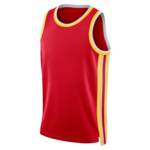 Rode sporttanktop met gele en witte bies bij hals en armsgaten en gele-witte strepen langs de zijkant.