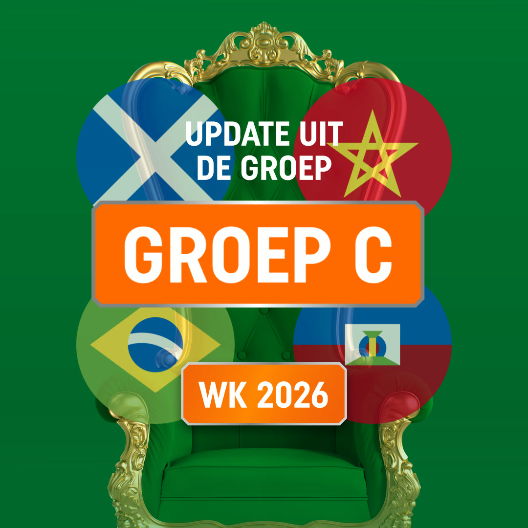 Groene troon met oranje borden “GROEP C” en “WK 2026” en vier ronde vlaggen (Schotland, Marokko, Brazilië en Costa Rica)