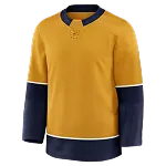 Okergele sporttrui met lange donkerblauwe mouwen en witte biezen.