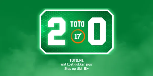 Groen scorebord 2-0 met TOTO-logo en 17' en tekst "TOTO.NL Wat kost gokken jou? Stop op tijd. 18+."