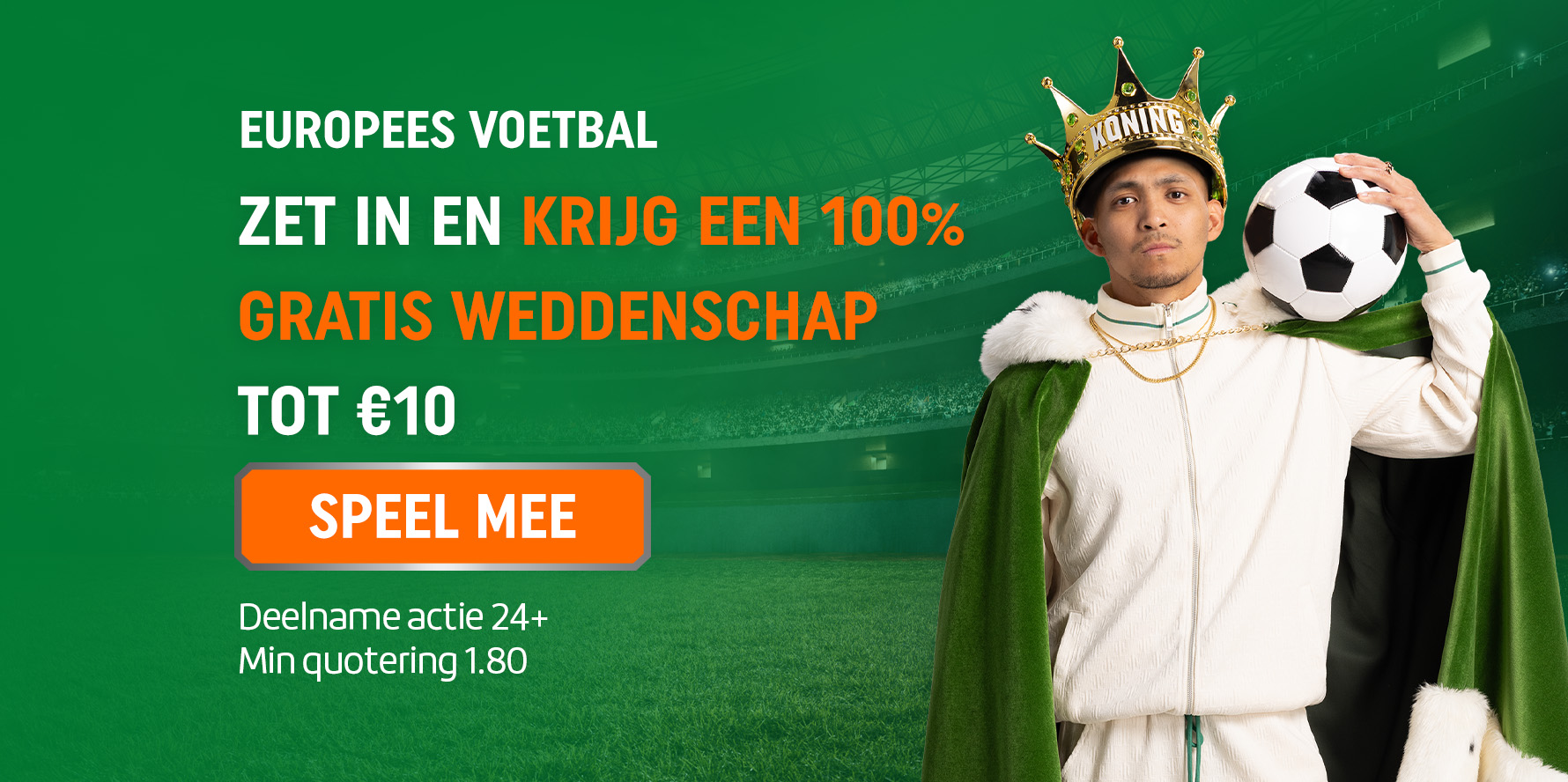 TOTO-promotie: Zet in en krijg een 100% Gratis Weddenschap tot €10; man in koningsmantel en cape houdt een voetbal voor een stadionachtergrond