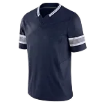 Donkerblauw sportshirt met korte mouwen, witte strepen op de mouwen en V-hals.