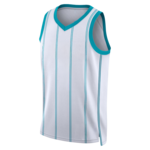 Wit mouwloos basketbalshirt met turquoise biezen en dunne verticale strepen.