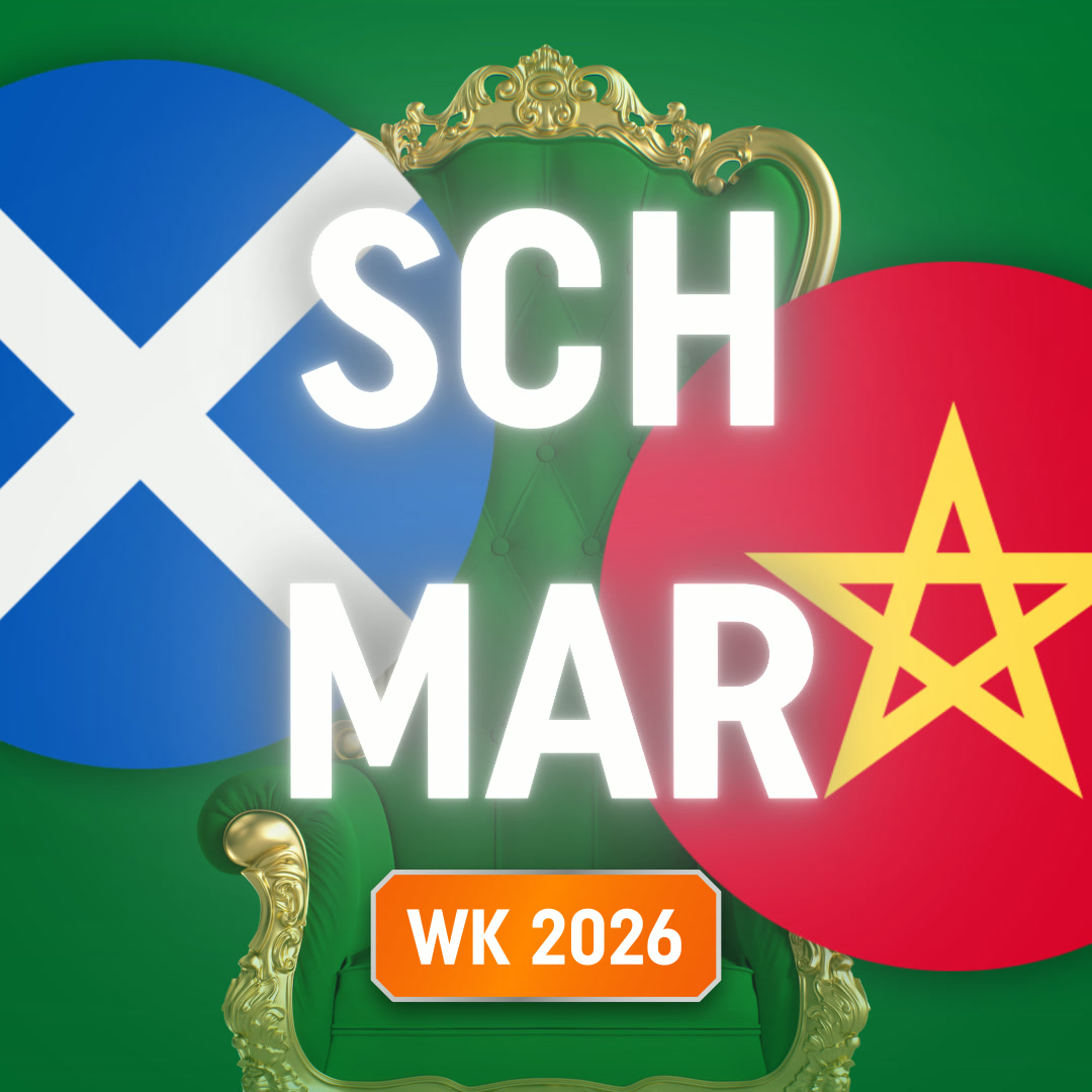 Vlaggen van Schotland en Marokko naast elkaar met een oranje WK 2026-badge op een groene troon