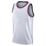 Witte sportsinglet met donkergrijze randen en rood-blauwe bies aan hals en armsgaten.