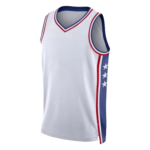 Wit mouwloos basketbalshirt met rood-blauwe boorden en sterren langs de zijkant.