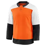 Jouw oranje hockeyshirt met witte schouders, zwarte mouwen en vetersluiting bij de hals.