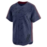 Donkerblauw sportshirt met marmerpatroon en rood-wit gestreepte biezen langs schouders en zijkanten.