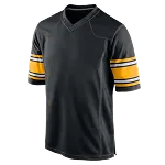 Zwart sportshirt met V-hals en geel-witte strepen op de korte mouwen.