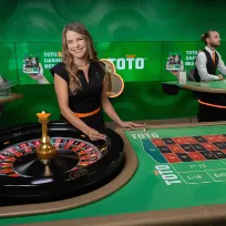 Glimlachende croupière bij een roulettetafel in TOTO Live Casino.