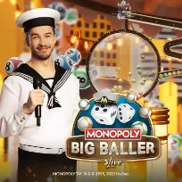 Man in zeemanspak met microfoon naast MONOPOLY Big Baller Live-logo, draaiende loterijballen en dobbelstenen.