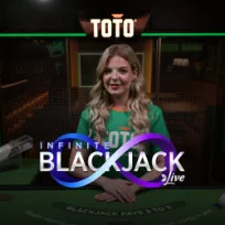 Een vrouwelijke dealer achter een blackjacktafel met TOTO-logo en 'Infinite Blackjack Live'-banner, klaar om jou te bedienen.