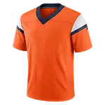 Oranje sportshirt met V-hals en donkerblauwe en witte strepen op de mouwen.