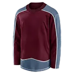 Je bordeauxrood sportshirt met lange mouwen en grijsblauwe schouder- en zoomaccenten.