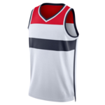 Mouwloos wit basketbalshirt met rode boord bij de hals en brede donkerblauwe band over de borst.