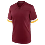 Bordeauxrood sportshirt met V-hals en geel-witte boorden aan de mouwen.